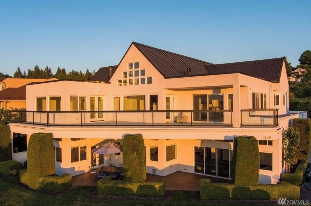 Back of the house facing the beach.