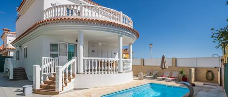 حمّام سباحة خارجي