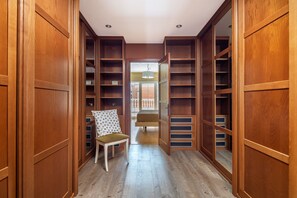 4 habitaciones, tabla de planchar con plancha, wifi y ropa de cama 