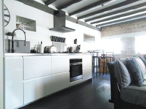 Kjøleskap, mikrobølgeovn, ovn og kokeplater