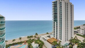A high-rise hotel with a pool and beach view. - Beach Penthouse & Ocean Paradise (Hollywood)