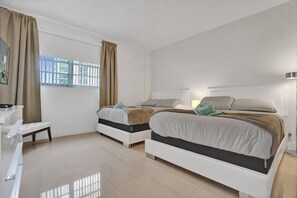 2 bedrooms, desk, iron/ironing board, travel crib - Beach Penthouse & Ocean Paradise (Hollywood)