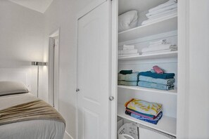 2 bedrooms, desk, iron/ironing board, travel cot - Beach Penthouse & Ocean Paradise (Hollywood)