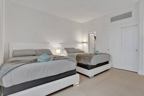 2 Schlafzimmer, Schreibtisch, BĂŒgeleisen/BĂŒgelbrett, Reisekinderbett