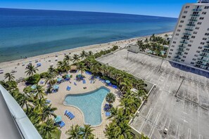 A hotel with a pool, beach, and ocean view. - Beach Penthouse & Ocean Paradise (Hollywood)