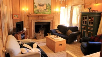 Smart TV, fireplace, table tennis, books