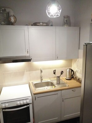 Réfrigérateur, four, plaque de cuisson, cafetière/bouilloire