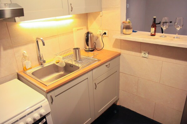 Fridge, oven, stovetop, coffee/tea maker