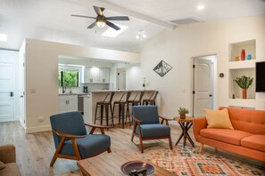 Smart TV, fireplace, books, offices - Thunder Mountain Ranch (Sedona)