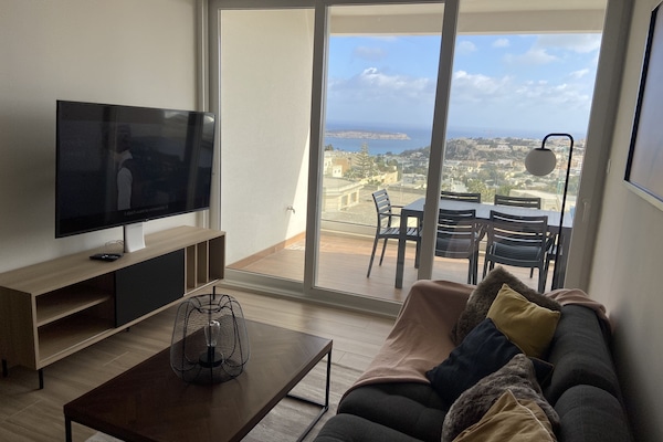 Living area with smart TV, Front
terrace with views