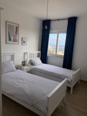 3 bedrooms, iron/ironing board, travel cot, free WiFi - Modern Apartment, Glorious Views and Terrace (Mellieha)