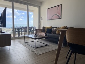 Smart TV, books - Modern Apartment, Glorious Views and Terrace (Mellieha)