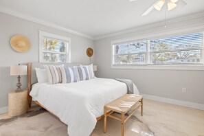 3 soverom, skrivebord, strykejern/-brett og reiseseng for barn