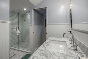 Combined shower/bathtub, hair dryer, towels
