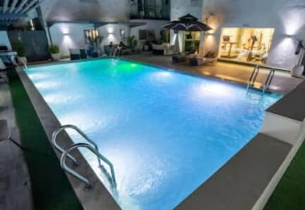 Outdoor pool - Zen Apartments (Lagos)