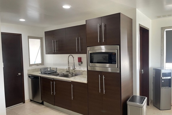 Kylskåp, mikrovågsugn, ugn och spishäll