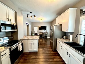 Frigorifero, microonde, forno, piano cottura