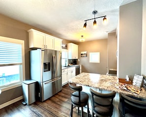 Fridge, microwave, oven, stovetop - Cozy, 2-bedroom vacation home. 1 mile to DT: Hot Tub, 86" TV, Golf & Fenced Yard (Sioux Falls)