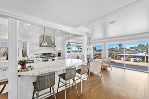 Fridge, microwave, oven, stovetop - SUMMER RENTAL-30 day minimum~~~JUNE and JULY (San Clemente)