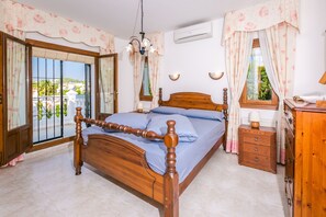 4 slaapkamers, een strijkplank/strijkijzer, gratis wifi, beddengoed