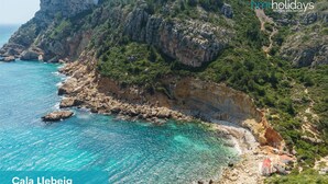 Cala Llibeig est une propriété située sur la côte, caractérisée par ses falaises rocheuses et ses eaux turquoise cristallines.