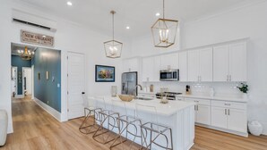 Coffee/tea maker, fridge, microwave, oven - Luxury 5BR Home, Walk to French Quarter!! (New Orleans)
