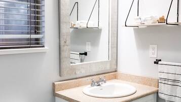 Haartrockner, Handtücher, Seife, Toilettenpapier