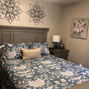 3 habitaciones, tabla de planchar con plancha y cuna de viaje 