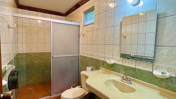 Standard Quadruple Room | Bathroom