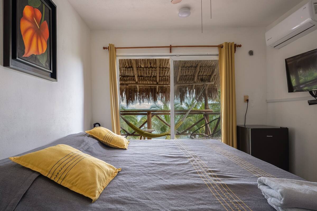 Dreibettzimmer | Pillowtop-Betten, Minibar, Zimmersafe, individuell dekoriert