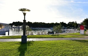 Property grounds - Holiday flat in Umag with balcony (Umag)