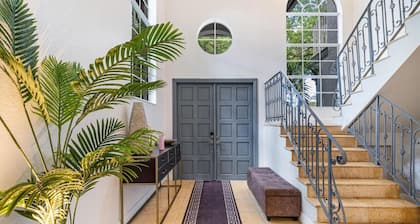 Hot tub, Pool, Lush Backyard, Outdoor Dining w/BBQ Versace Villa in Miami Shores
