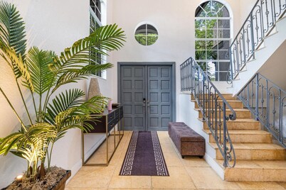 Hot tub, Pool, Lush Backyard, Outdoor Dining w/BBQ Versace Villa in Miami Shores