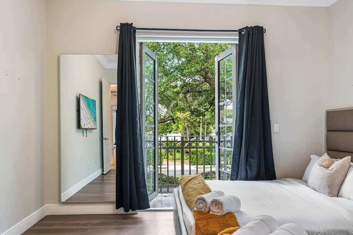 6 dormitorios, tabla de planchar con plancha, cuna de viaje