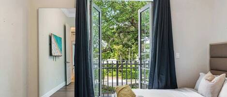 6 habitaciones, tabla de planchar con plancha y cuna de viaje