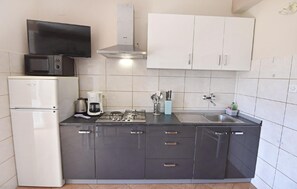 Frigorífico, microondas, placa de cocina y cafetera o tetera