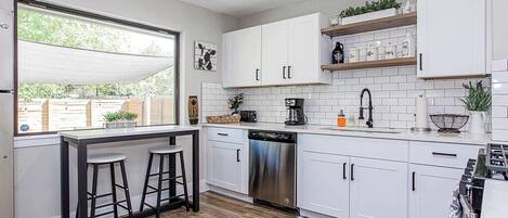 Kylskåp, mikrovågsugn, ugn och spishäll