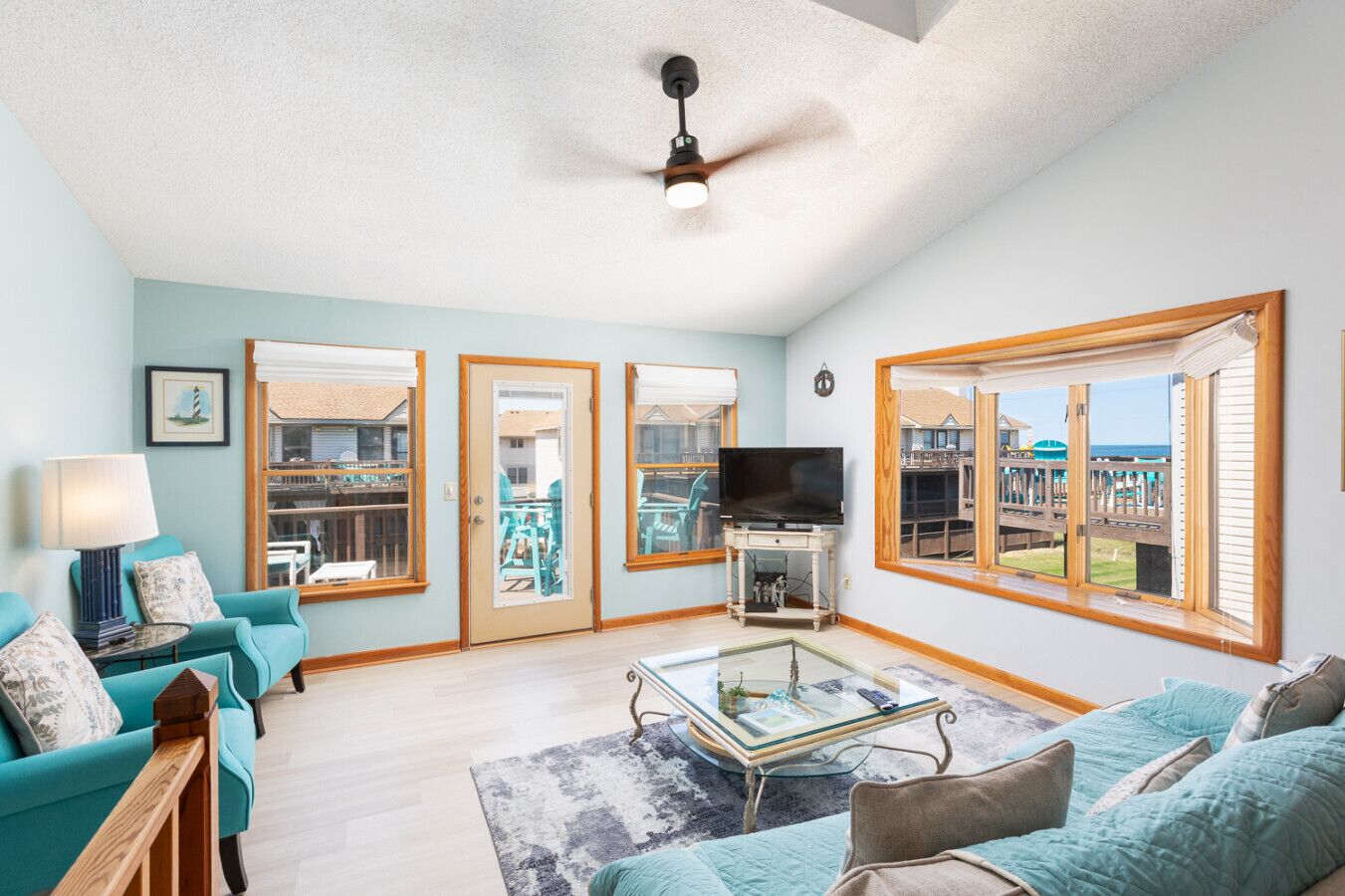 Télévision, cheminée, baby-foot