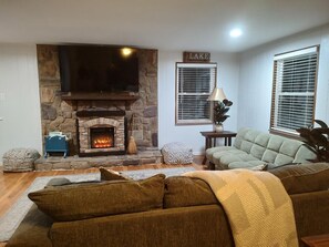 Smart TV, fireplace, video games, DVD player - DISCOUNTS Available, Norris Lake, FLAT lot, Lakefront Ranch Style Hm, pvt. dock (Andersonville)