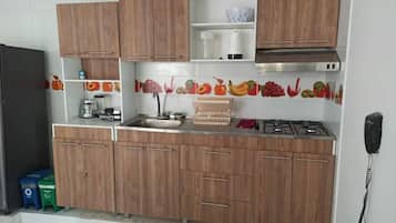 Batterie de cuisine, vaisselle et ustensiles, tables Ă  manger