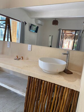 Basic Apartment | Bathroom