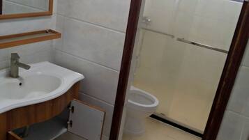 Douche, serviettes fournies, savon, papier toilette