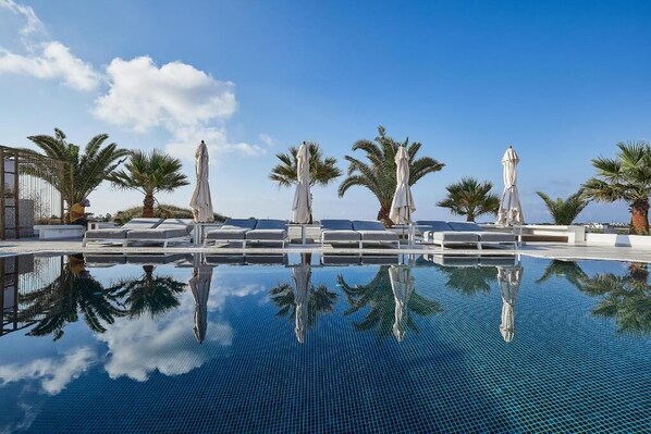 Outdoor pool - Petri Suites (Perivolos Santorini)