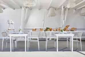 Outdoor dining - Petri Suites (Perivolos Santorini)