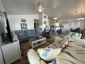 Smart TV, DVD player - Getaway and Play - Gulf Beachside, 3 Bedrooms, 2 Baths, Pet Friendly, Sleeps 7 (Dauphin Island)