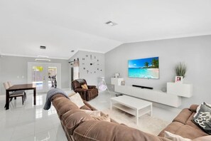 Smart-TV, Kamin, Tischfußball, Tischtennisplatte
