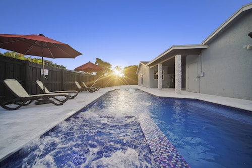 Private spa, Jacuzzi, Heated pool... ultimate relaxation 