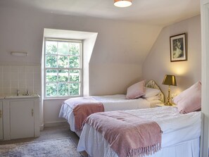 3 bedrooms, free WiFi, bed sheets - A fantastic and truly unique holiday suite located within the main castle. (Delgaty, near Turriff)