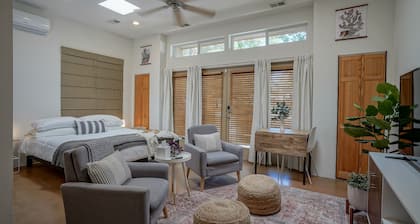 Downtown Modern Studio, centrally located