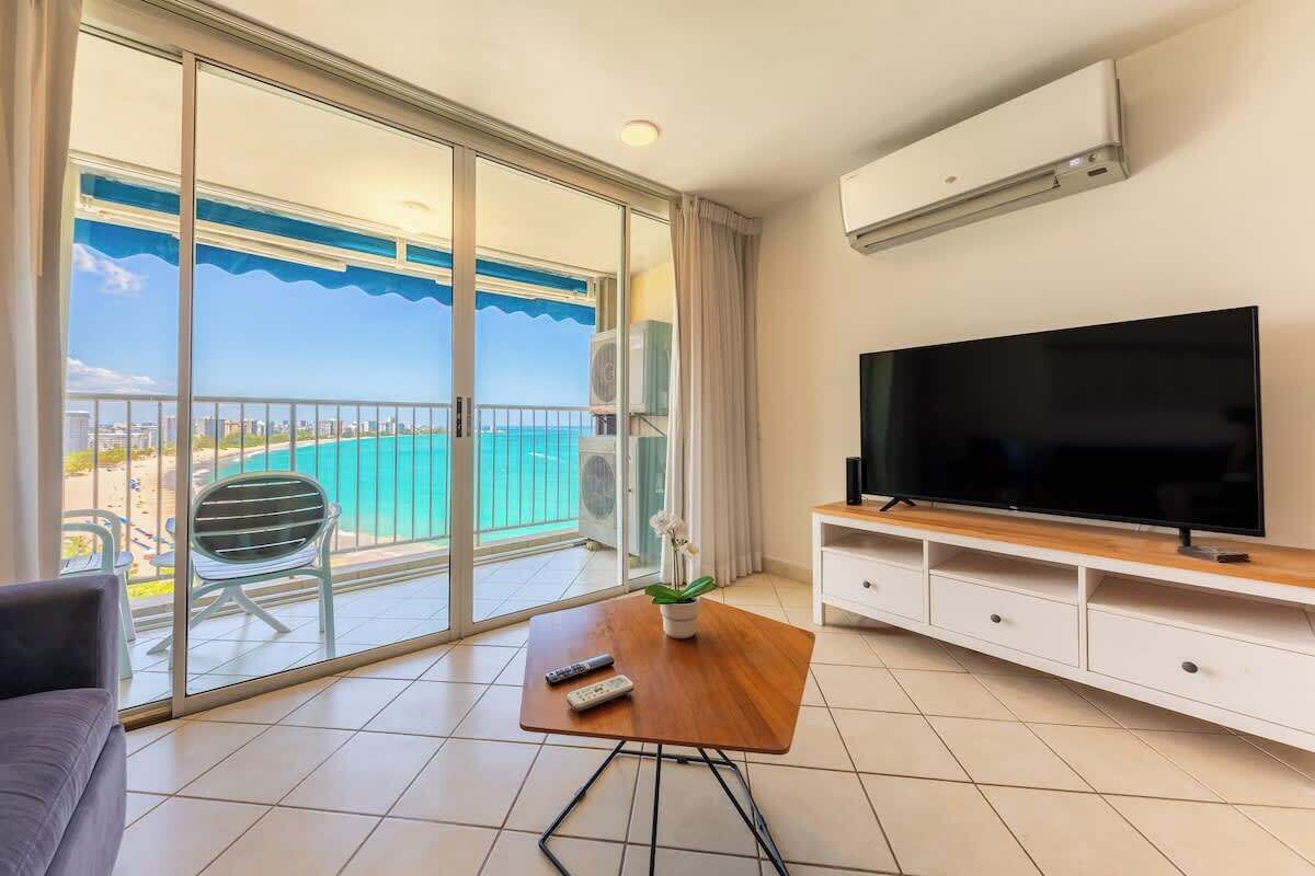 Televisión y oficina 